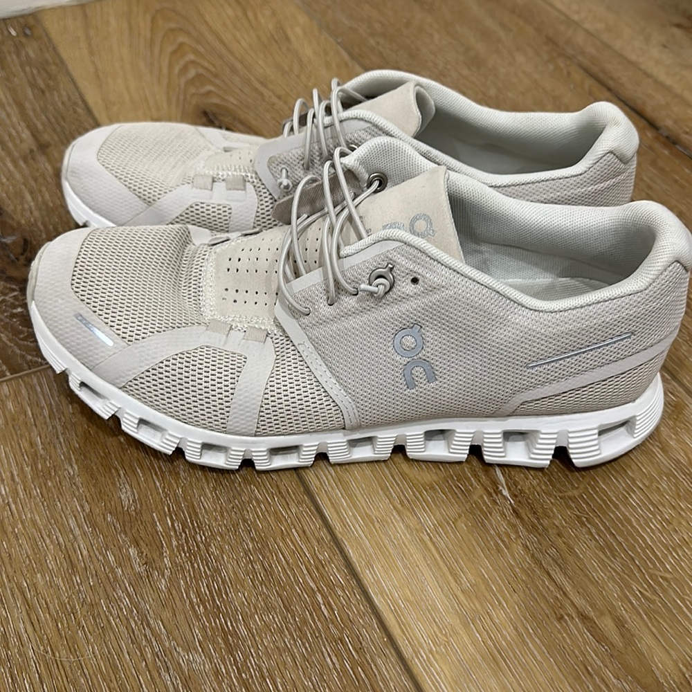 ON running shoe cloud 5 size 8 women